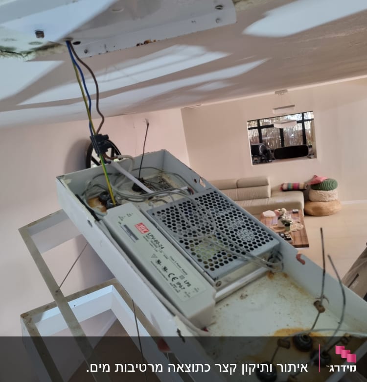 תיבת חשמל פתוחה עם חוטים חשופים ותיבת מתכת